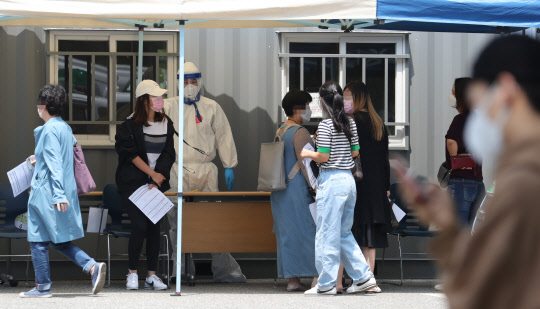 인천과 경기 부천 지역에 신종 코로나바이러스 감염증(코로나19) 확산 우려가 커지는 가운데 28일 오후 인천 부평구보건소에 마련된 선별진료소를 찾아온 시민들이 진료를 기다리고 있다.   연합뉴스